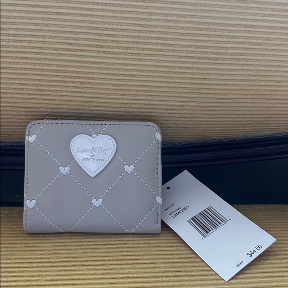 Betsey Johnson cream Heart Wallet - Picture 1 of 4